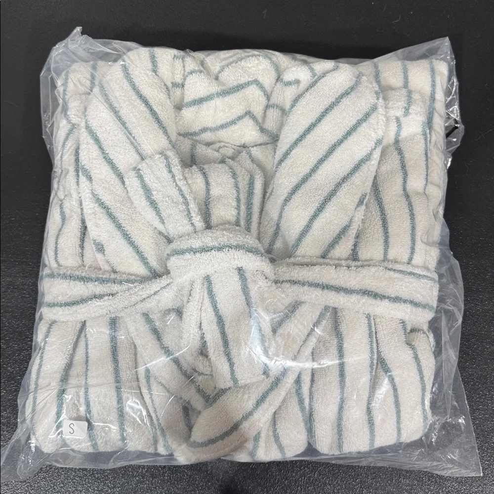 Cozy Earth Luxe Bath Robe Brook Stripe - Picture 4 of 5